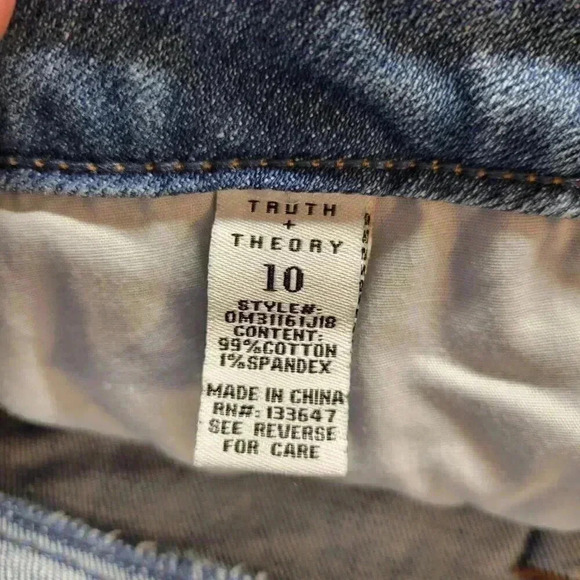 Truth + Theory Size 10 Classic Roll Raw Hem Light Denim Blue Jean Shorts - Picture 9 of 10